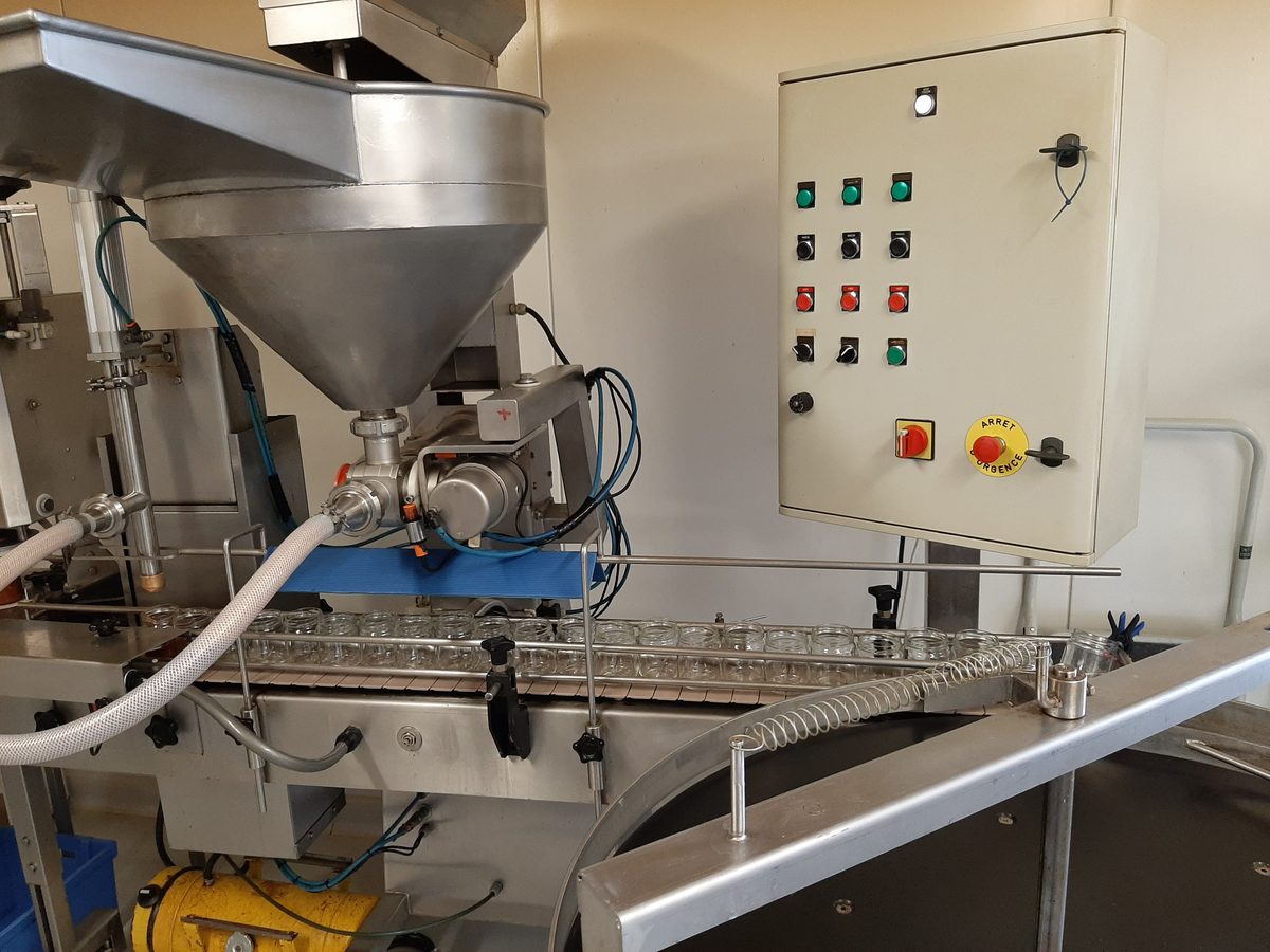 Doseuse à piston sur ligne de pots en verre